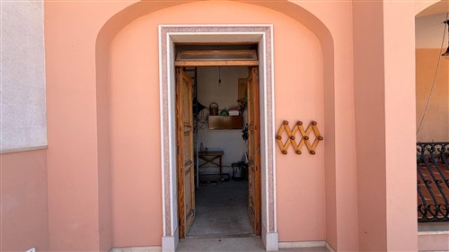 Villa a Pochi Passi, Completa di Tutti i Servizi. Buono Stato.
